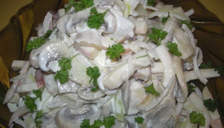Салат с кальмаром и грибами - 100 рецептов: Салат из морепродуктов | Foodini